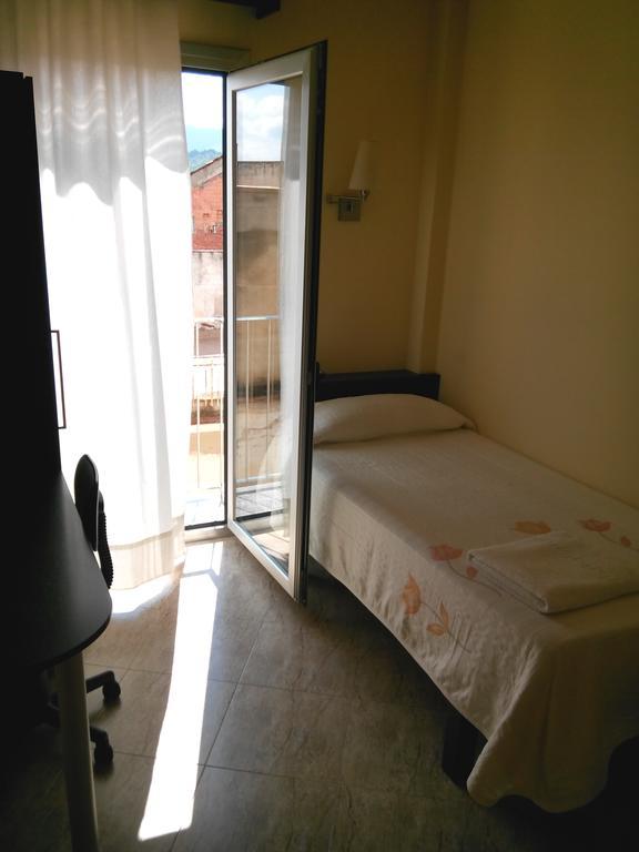 Hostal Sant Sadurni Sant Sadurní dʼAnoia Exterior foto