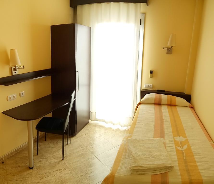 Hostal Sant Sadurni Sant Sadurní dʼAnoia Exterior foto